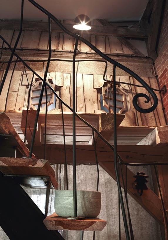 Old Loft mit gedeckten Tischen