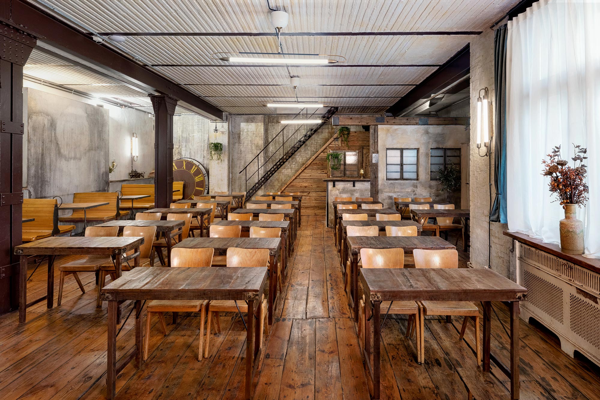 Bild vom Old Loft mit Schulbänken